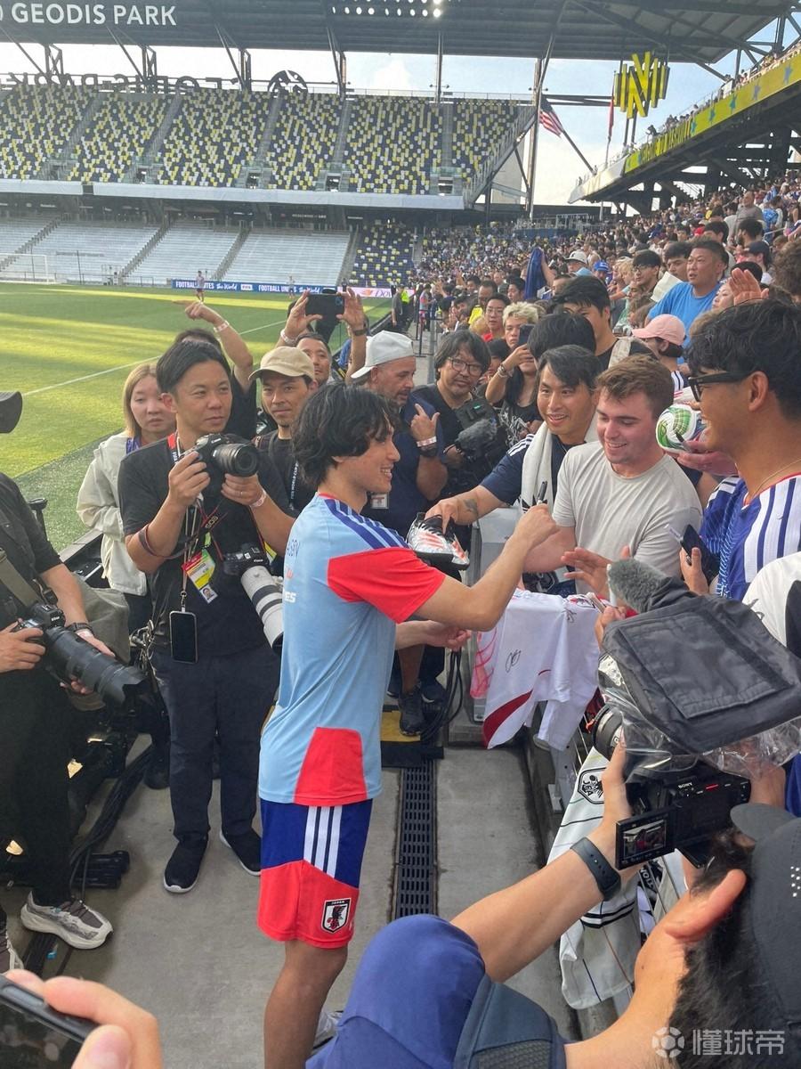 日媒：日本队抵达纳什维尔，远藤航首次合练